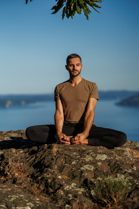 Why Meditating Outdoors Feels Different: The Benefits of Meditation and Practical Tips