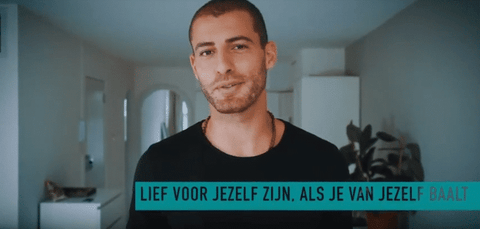 Gelukstrainer Dennis Buist: zo geef je jezelf wat je écht nodig hebt als zelfliefde ver weg lijkt