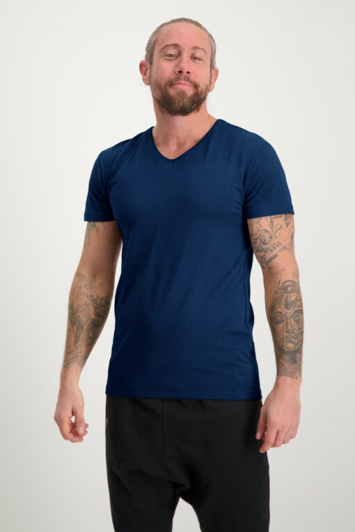 Moksha dry fit yoga t-shirt voor heren - Midnight - Renegade Guru conscious active wear - model 1